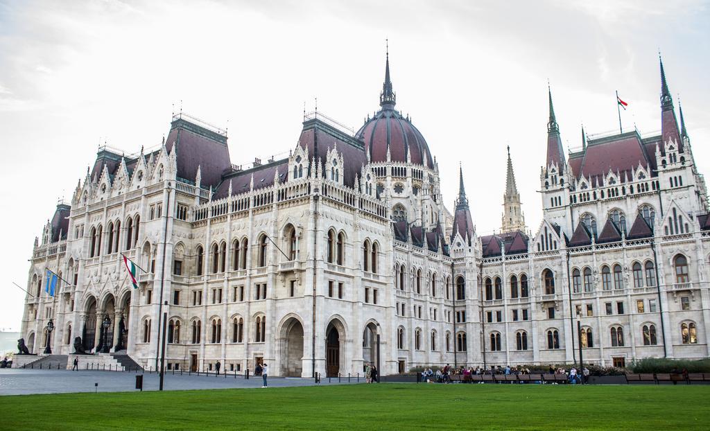 Home At Parliament Budapeste Exterior foto